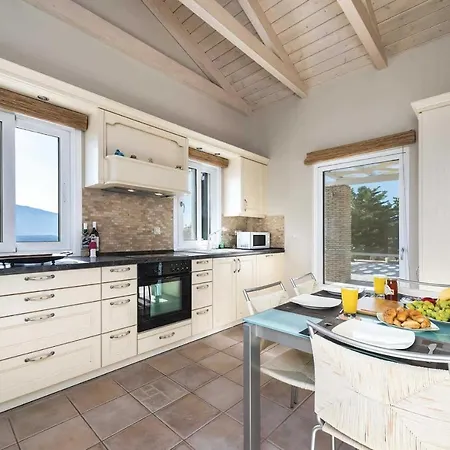 Sleeps 6 Pool Air Con Wifi * Menegata