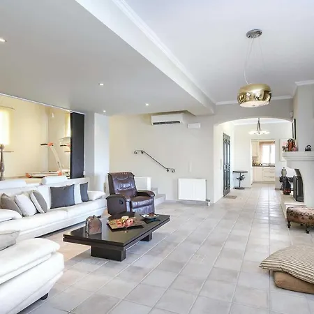 Sleeps 6 Pool Air Con Wifi