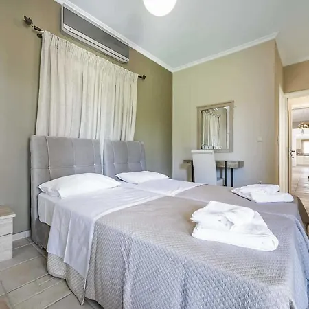 Sleeps 6 Pool Air Con Wifi Vila