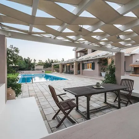 Sleeps 6 Pool Air Con Wifi Menegata
