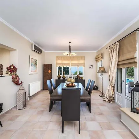 Vila Sleeps 6 Pool Air Con Wifi Menegata