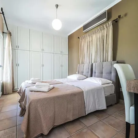 Sleeps 6 Pool Air Con Wifi Menegata